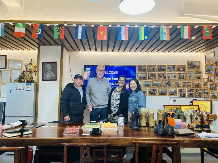 नॉर्वे और डेनमार्क के ग्राहक उद्योग में नए अवसर तलाशने के लिए गुआंगज़ौ हनागल शूज़ कंपनी लिमिटेड पर जाएँ