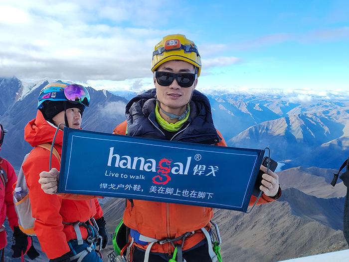 बर्फ से ढकी चोटियों पर विजय प्राप्त करना: चरम रोमांच के लिए विश्वसनीय लंबी पैदल यात्रा के जूते